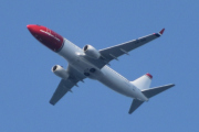 Morten 31 mai 2023 - LN-NIG over Høyenhall, jeg tror det er Norwegian Air Shuttle AOC som kommer med sin Boeing 737-8JP som er over 8 år gammelt og har ingen helt på halen