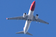 Morten 5 mai 2023 - LN-NIK over Høyenhall, det er Norwegian Air Shuttle AOC som kommer med sin Boeing 737-8FZ som er fra 2010 og som dem fikk i mars 2022. Den hadde helten Alf Prøysen på halen i en periode fra januar til februar 2023. Jeg siterer: Alf Prøysen var en norsk visesanger og forfatter. Sine første dikt fikk han trykt i Arbeidermagasinet i 1938