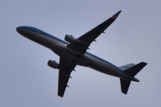 Morten 15 oktober 2023 - PH-EXN over Høyenhall, det er litt tidlig på morgenen, men jeg tror det er KLM Cityhopper som kommer med sin Embraer ERJ-175STD fra 2017. Første bilde tok jeg sammen med en fugl, det var 23 juli 2021. Så tok jeg et bilde 19 oktober 2022 når den passerte månen, men jeg ser at det har jeg skrevet en gang før, når den var her 19 august 2023