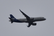 Morten 18 oktober 2023 - SAS over Høyenhall, den er litt for langt unna. Jeg har over 1000 bilder av SAS nå, så vi lar det ligge med det foreløpig. Men kan første bilde være fra 1 april 2018?