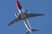 Morten 19 oktober 2023 - LN-FGF over Høyenhall, det er Norwegian Air Shuttle AOC som kommer med sin Boeing 737-8 MAX fra 2022 og som heter Karin Boye.. Jeg har to bilder av denne og det er 28 mai 2022 og 10 juli 2022, og hvem tror du Flyr? Kan bli historie dette her :-)