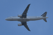 Morten 4 oktober 2023 - F-GKXS over Høyenhall, klokken er 14.25. Det er Air France som kommer med sin Airbus A320-214 fra 2009 og heter Saint-Laurent-du-Maroni. Den har jeg ikke tatt bilde av, så her må vi sitere. Saint-Laurent-du-Maroni er en kommune i Frankrikes oversjøiske departement Fransk Guyana i Sør-Amerika. Saint-Laurent-du-Maroni. Land, Frankrikes flagg...