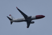 Morten 4 oktober 2023 - LN-DYM over Høyenhall, det er Norwegian Air Shuttle AOC som kommer med sin Boeing 737-8JP fra 2011 og heter Andre Bjerke. Jeg har 18 bilder av denne nå, og siste gangen jeg så den var 17 august 2023