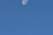 Morten 4 oktober 2023 - SAS over Høyenhall, klokken er 09.12. Her fikk vi med månen