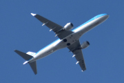 Morten 5 oktober 2023 - PH-EZV over Høyenhall, det er KLM Cityhopper som kommer med sin Embraer ERJ-190-100 fra 2012. Jeg har 10 bilder av flyet nå, men hva er Embraer? Embraer er i dag den tredje største sivile flyprodusenten i verden etter Airbus og Boeing. Empresa Brasileira de Aeronáutica S.A. (forkortelse: Embraer) er en brasiliansk flyprodusent med hovedkontor i São José dos Campos i delstaten São Paulo