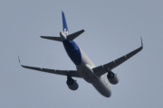 Morten 8 oktober 2023 - SAS over Høyenhall, jeg er akkurat ferdig med turen og tar i porten. Da hiver jeg meg rundt og tar bilde av en Airbus A320-251N