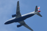 Morten 1 september 2023 - G-DBCB over Høyenhall, det er British Airways som kommer med sin Airbus A319-131 fra 2004. Første gangen jeg tok bilde av denne var 19 april 2023, men den kan dukke opp tidligere