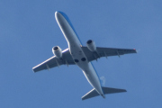 Morten 1 september 2023 - PH-EZV over Høyenhall, det er KLM Cityhopper som kommer med sin Embraer ERJ-190-100 fra 2012. Mitt første bilde er fra 20 juli 2021, men jeg har nok flere