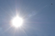 Morten 17 september 2023 - PH-EZF over Høyenhall, det er KLM Cityhopper som kommer med sin Embraer ERJ-190STD fra 2009 og vi fikk med solen her også