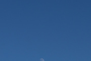 Morten 30 mai 2023 - Stort fly og månen over Høyenhall, det hjalp litt. Dette er Norwegian som skal til varmere strøk