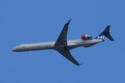 Morten 4 mai 2023 - SAS over Høyenhall, jeg ser at det er en Bombardier CRJ-900LR. Jeg siterer: Bombardier CRJ900 er et tomotors jetfly som produseres av Bombardier Aerospace i Canada