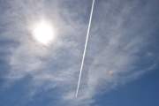 Morten 9 juli 2023 - Jetfly og solen over Høyenhall, se på alle svalene som er i luften