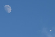 Morten 30 mai 2023 - Stort fly og månen over Høyenhall, det er British Airways og nå er dem under månen