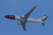 Morten 1 mai 2023 - LN-NIQ over Høyenhall, det er Norwegian Air Shuttle AOC som kommer med sin Boeing 737-86N som er over 11 år gammelt og heter Max Manus