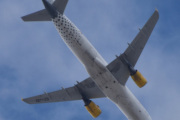 Morten 17 april 2023 - EC-JZI over Høyenhall, det er Vueling Airlines som kommer med sin Airbus A320-214 som er over 16 år gammelt og heter Vueling in love