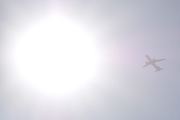 Morten 17 april 2023 - EC-NTI over Høyenhall, det er Iberia Airlines som er veldig nærme solen