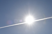 Morten 18 april 2023 - Jetfly og solen over Høyenhall, jeg oppdaget den for sent