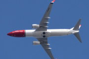 Morten 18 april 2023 - LN-ENT over Høyenhall, det er Norwegian Air Shuttle AOC som kommer med sin Boeing 737-8JP som er over 5 år gammelt og heter Richard Møller Nielsen