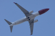 Morten 20 april 2023 - LN-NHE over Høyenhall, det er Norwegian Air Shuttle AOC som kommer med sin Boeing 737-8JP som er 8 år gammelt