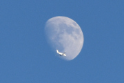 Morten 30 mai 2023 - Stort fly og månen over Høyenhall, nå snakker vi - men er dere ikke litt nærme?