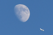 Morten 30 mai 2023 - Stort fly og månen over Høyenhall. Nei da, det gikk bra - og nå går jeg å legger meg