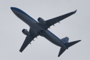 Morten 7 juli 2023 - PH-BXN over Høyenhall, det er KLM Royal Dutch Airlines som kommer med sin Boeing 737-8K2 som er over 22 år gammelt og heter Merel / Blackbird. Jeg siterer: Den vanlige svarttrosten (Turdus merula) er en art av ekte trost