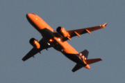 Morten 8 april 2023 - SAS over Høyenhall, blir det siste flyet i dag i solnedgangen