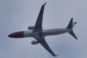 Morten 9 april 2023 - LN-DYM over Høyenhall, det er Norwegian Air Shuttle AOC som kommer med sin Boeing 737-8JP som er over 12 år gammelt og heter André Bjerke