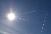 Morten 1 april 2024 - Jetfly over Høyenhall, her fikk vi med solen også. 1 april 2018 tok jeg også bilde av et jetfly