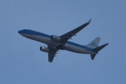 Morten 1 april 2024 - PH-BXV over Høyenhall, jeg tror det er  KLM Royal Dutch Airlines som kommer med sin Boeing 737-8K2 fra 2007 og heter Roodborstje / Robin. Jeg har bare et bilde fra 26 januar 2023 og har ikke sitert den. Her må det være den fine fuglen Rødstrupa dem mener