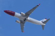 Morten 14 april 2024 - LN-NIL over Høyenhall, det er Norwegian Air Shuttle AOC som kommer med sin Boeing 737-8KN som er fra 2010 og heter Henrik Wergeland. Den fikk helten påmalt februar 2023, og jeg tok et bilde 18 februar 2023 og lurte på om helten kunne være ny