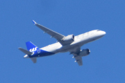 Morten 15 april 2024 - SAS over Høyenhall, klokken er 09.49 og i dag skal jeg plukke ut stein fra 4 vinterdekk. Jeg tok et bilde 15 april 2022 også, men det var en Boeing 737