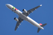 Morten 16 april 2024 - CS-TJJ over Høyenhall, TAP Air Portugal som kommer med sin Airbus A321-251N fra 2018 og heter Gonçalo Velho Cabral. Den har jeg ikke registrert før, så her må vi sitere. Gonçalo Velho Cabral var en portugisisk munk og kommandør i Kristi orden, oppdagelsesreisende og arvelig grunneier ansvarlig for å administrere kroneland på de samme øyene, under den portugisiske oppdagelsestiden