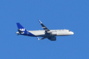 Morten 17 april 2024 - SAS over Høyenhall, klokken er 07.31 og den er for langt unna. Jeg tok bilde av SAS den 17 april 2022 og 17 april 2023 også