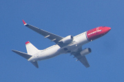 Morten 22 april 2024 - LN-NIK over Høyenhall, det er Norwegian Air Shuttle AOC som kommer med sin Boeing 737-8FZ fra 2010. Jeg bør vel oppklare litt, helten på halen het Alf Prøysen fra januar til februar 2023, hva skjedde?