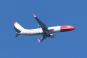Morten 1 august 2024 - Norwegian over Høyenhall, klokken er 10.40 og den har en helt på halen som jeg ikke kjenner igjen. Kan det være LN-DYY med helten Vilhelm Bjerknes?