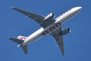Morten 2 august 2024 - A7-BFE over Høyenhall, det er Qatar Airways Cargo som kommer med sin Boeing 777-FDZ fra 2013 og heter ام عبيرية. Jeg siterte den 31 mai 2024, men første gangen jeg tok bilde av den var 30 august 2021