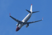 Morten 31 august 2024 - LN-DYR over Høyenhall, nå flyr dem veldig fort syns jeg. Jeg tror det er Norwegian Air Shuttle AOC som kommer med sin Boeing 737-8JP fra 2011 og har Peter C. Asbjørnsen på venstre side og Jørgen Moe på høyre side. Jeg så den 26 august 2023 og har til sammen 17 bilder. Men før juni 2021 så het den EI-FHV, som jeg ikke har funnet enda