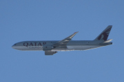 Morten 5 januar 2024 - Qatar Airways Cargo og Bell 412 møtes over Høyenhall