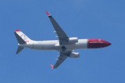 Morten 13 juli 2024 - LN-NIM over Høyenhall, det er Norwegian Air Shuttle AOC som kommer med sin Boeing 737-8KN fra 2010 og heter Camilla Collett. Her har jeg 12 bilder, og har full kontroll, jeg tok et bilde 7 juli 2022, men da var det ingen helt på halen