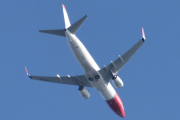 Morten 19 juli 2024 - LN-NHG over Høyenhall, det er Norwegian Air Shuttle AOC som kommer med sin Boeing 737-8JP som er fra 2015. Jeg har 13 bilder av dette flyet nå, men ingen i juli før nå