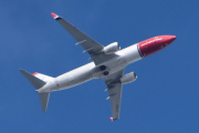 Morten 3 juli 2024 - LN-DYY over Høyenhall, det er Norwegian Air Shuttle AOC som kommer med sin Boeing 737-8JP som er fra 2012 og helten heter Vilhelm Bjerknes. Jeg har 19 bilder av denne, men har ikke funnet EI-FHA enda