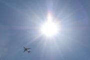 Morten 31 juli 2024 - A6-EFJ over Høyenhall, det er Emirates SkyCargo vi ser her sammen med solen