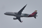 Morten 1 mai 2024 - Iberia Airlines over Høyenhall, den er for langt unna, men har en tegning på siden. Jeg tror det er EC-MCS som er en Airbus A320-214 fra 2014 og heter Playa De Los Lances. Den har en tegning på siden som betyr - 75 år med fly til Puerto Rico