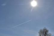 Morten 12 mai 2024 - Jetfly over Høyenhall, klokken er 15.59 og vi ser flyet sammen med solen. Men titter du nøye etter, så ser du den store fuglen nederst i bilde