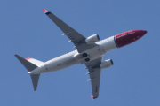 Morten 2 mai 2024 - LN-NHG over Høyenhall, det er Norwegian Air Shuttle AOC som kommer med sin Boeing 737-8JP som er fra 2015. Jeg har 11 bilder av denne og har fulgt den siden 19 mai 2020 når den het SE-RRH og her ser jeg at jeg må korrigere en del tekst