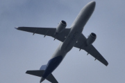 Morten 8 mai 2024 - SAS over Høyenhall, klokken er 09.52 og det er fremdeles dårlig vær. Den begynner på EI- og jeg tok et bilde 8 mai 2022 også. Men nå kommer Politiet...