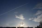 Morten 12 mars 2024 - Jetfly over Høyenhall, her fikk vi med solnedgangen og jeg tror det sitter en fugl i treet. Jeg tok bilde av et jetfly 12 mars 2020 også