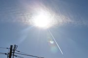 Morten 17 mars 2024 - Jetfly og solen over Høyenhall, den kom plutselig ut fra solen og en stund senere så forsvant den