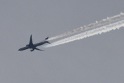 Morten 14 november 2024 - Jetfly over Høyenhall igjen, klokken er 13.27. Det står et eller annet på siden og den er på vei østover